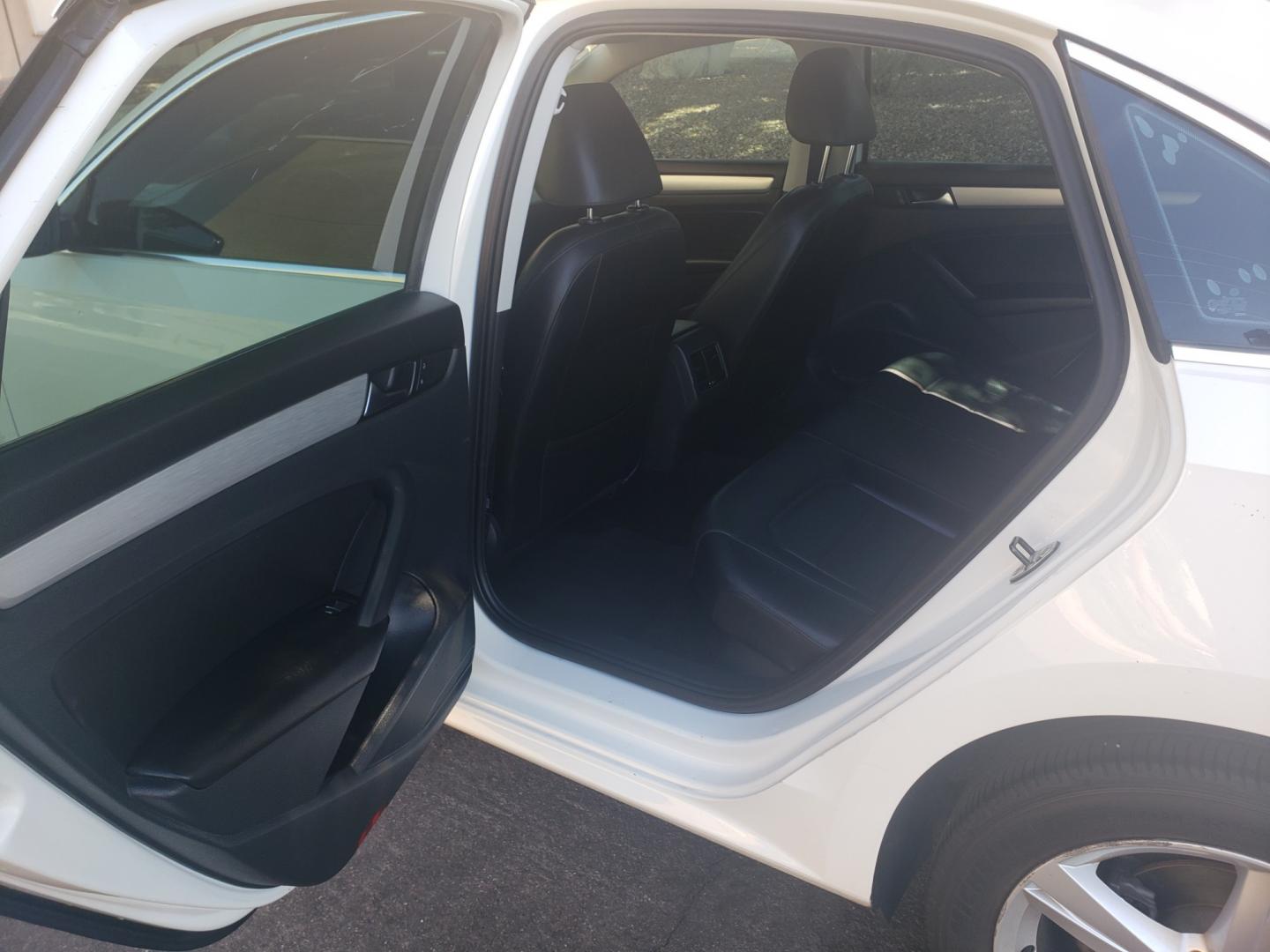 2013 WHITE /gray and black Volkswagen Passat se (1VWBP7A31DC) with an 2.5 l5 engine, 6-Speed Automatic transmission, located at 323 E Dunlap Ave., Phoenix, AZ, 85020, (602) 331-9000, 33.567677, -112.069000 - 2013 Volkswagen Passat SE,........ EXCELLENT condition,......A Real Must See!!.... No accidents, Ice cold ac, Touch Screen Stereo/CD Player, Satellite compatible, Bluetooth, Phone sync, Clean Black and Gray interior with Black Leather seats in near perfect condition, power windows, power door locks, - Photo#10